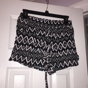 Printed shorts, stretchy waistband, flowy